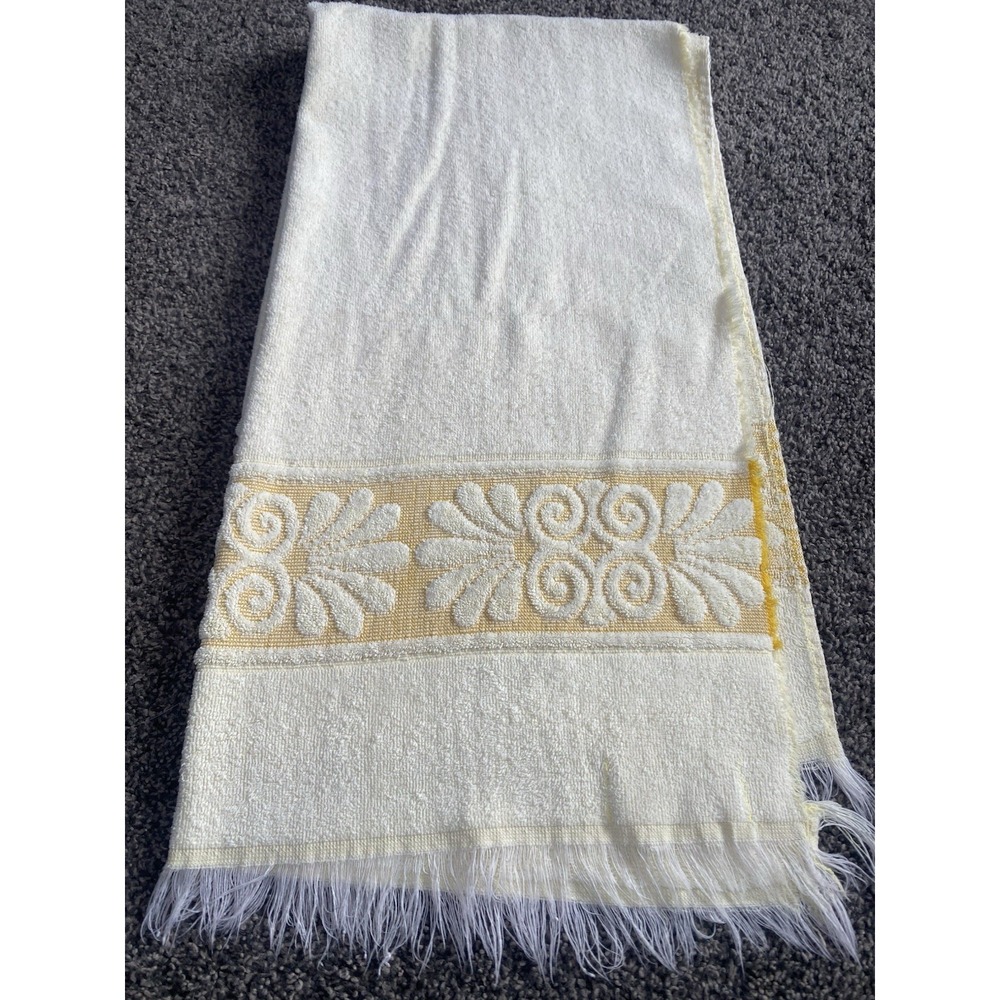 VTG Cannon Monticello Santa Cruz Yellow Floral Sculpted Fringe Bath Towel
